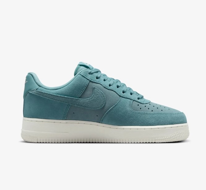Жіночі кросівки Nike W Air Force 1 07 HJ5336-400