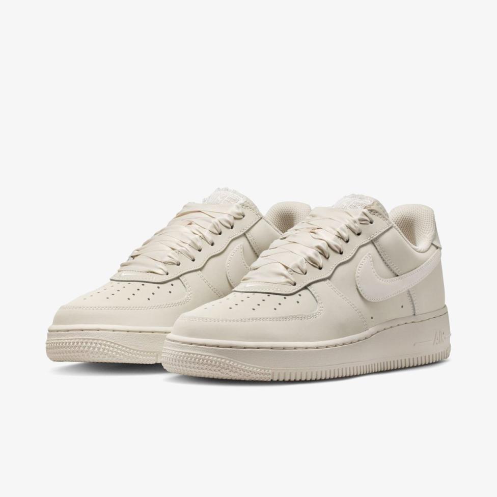 Жіночі кросівки NIKE W AIR FORCE 1 RETRO PRM IR0871-100_image_5
