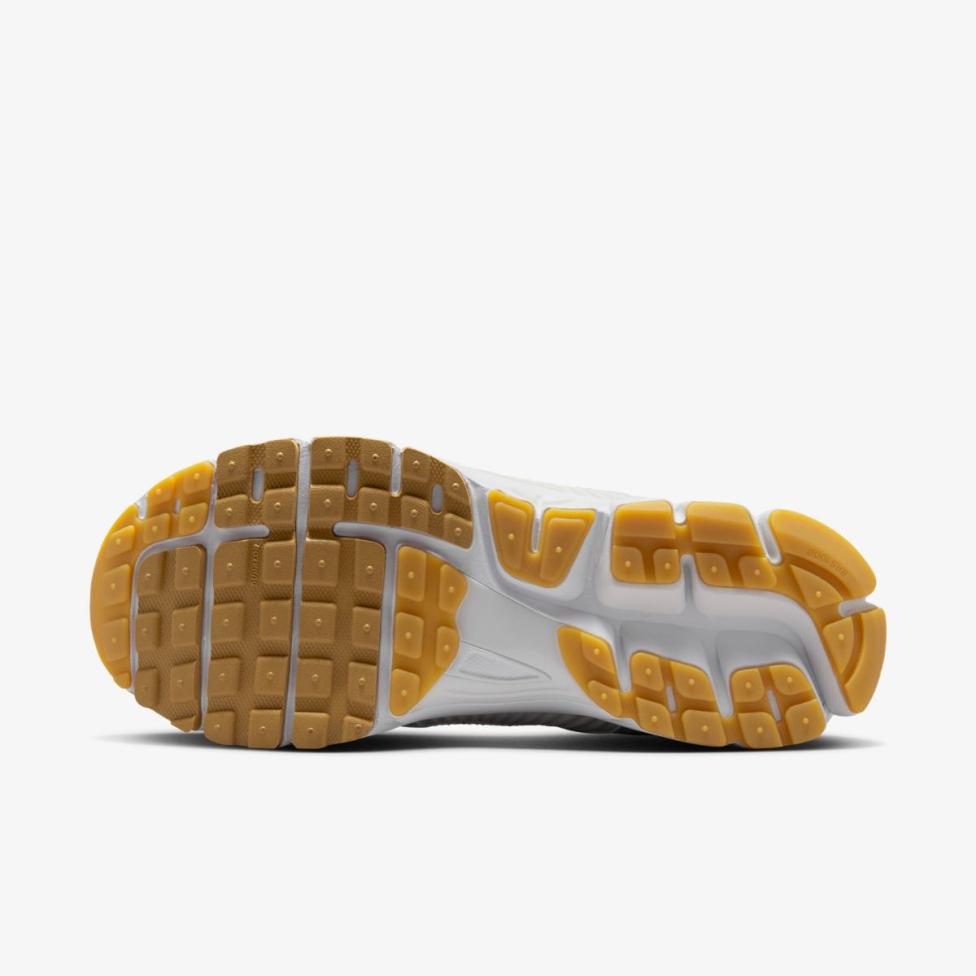 Женские кроссовки NIKE W ZOOM VOMERO 5 FJ2028-104_image_14