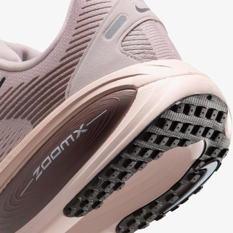 Женские кроссовки NIKE W VOMERO 18 HM6804-607_image_8