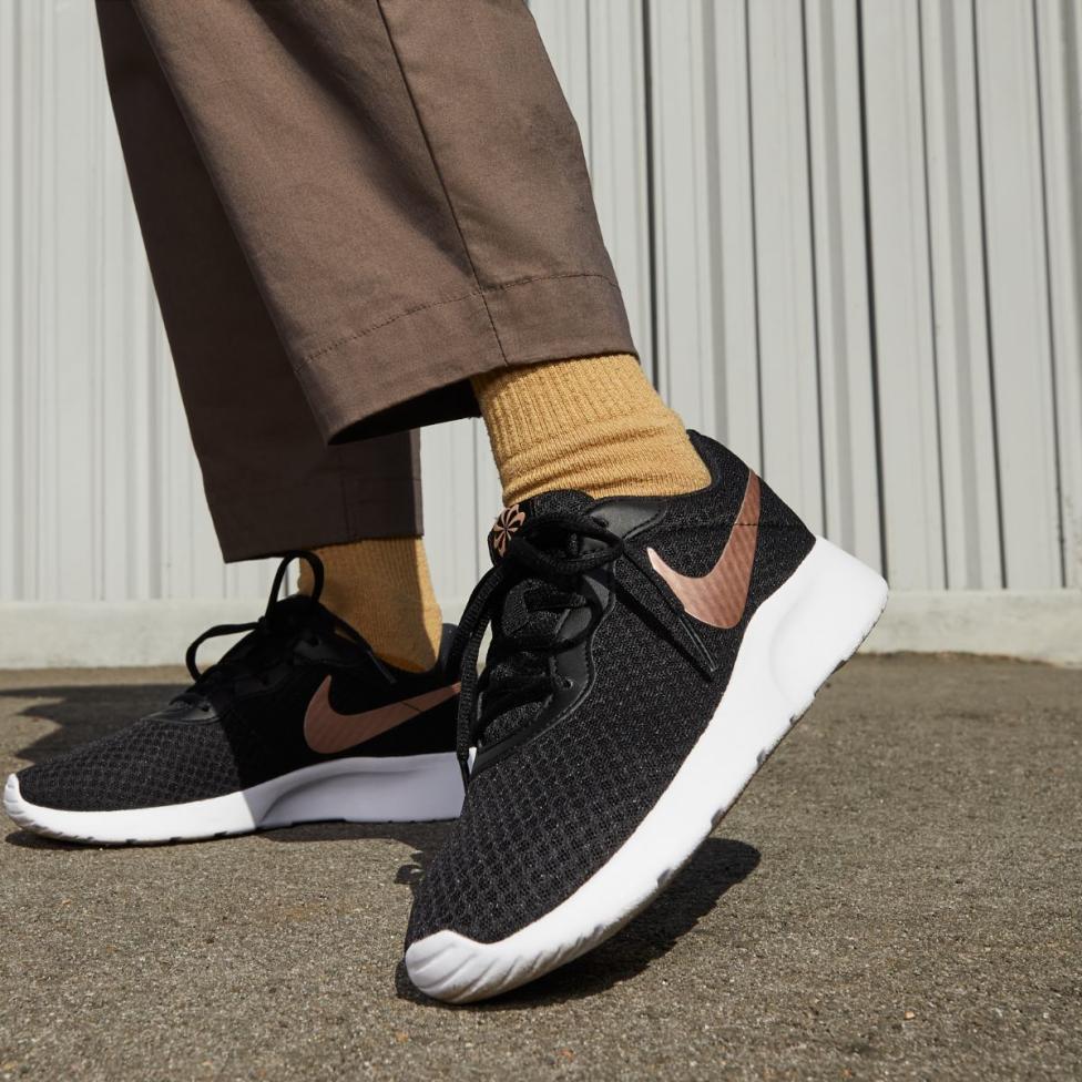 Женские кроссовки NIKE WMNS TANJUN DJ6257-001_image_10